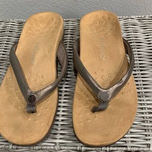Vionic Flip flops pewter size 8